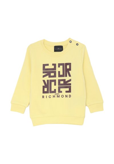 Felpa gialla a maniche lunghe per toddler con logo geometrico "JR" marrone scuro e testo "John Richmond" sul davanti, e due bottoni sulla spalla sinistra.
