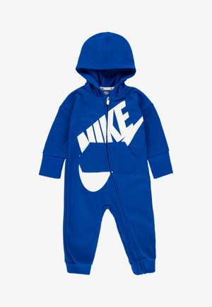 Plavi kombinezon s kapuljačom napravljen od mekog materijala, sa velikim bijelim Nike logom, prednjim zatvaračem i kengurudžepom.