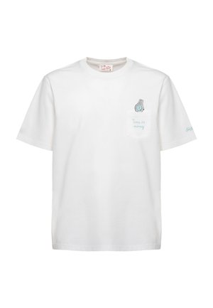 T-shirt bianca a maniche corte con una piccola grafica di un orologio e la scritta "Il tempo è denaro" sopra la tasca sinistra sul petto.