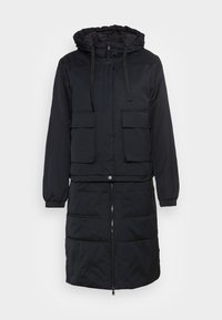 Czarna kurtka puchowa z kapturem, dwiema przednimi kieszeniami, elastycznymi mankietami, zamkiem błyskawicznym oraz dłuższym, lekko zwężanym dołem.