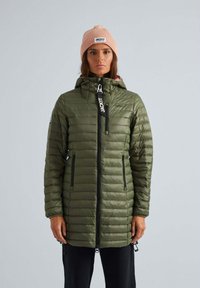 Olijfgroene gewatteerde jas met een ritssluiting aan de voorkant en een capuchon. Voorzien van zwarte ritsen en logo-accenten, textiel met textuur en een slank gesneden ontwerp.