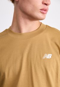 New Balance ESSENTIALS - Basic T-shirt - brown
