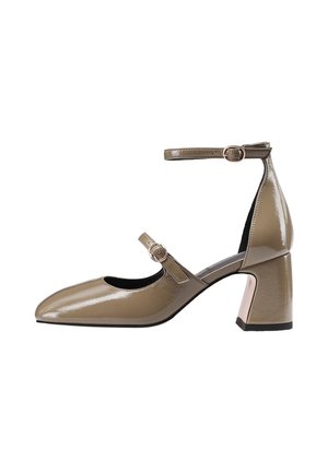 Sandaia in pelle lucida beige con punta affilata, cinturino alla caviglia e tacco a blocco caratterizzato da un accent metallic sul retro.