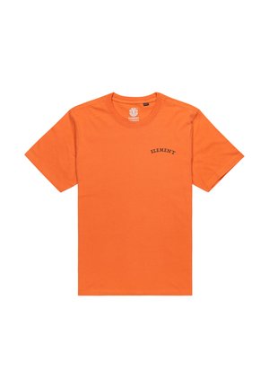 Kurzarm-T-Shirt aus leuchtend orangefarbener Baumwolle mit Rundhalsausschnitt und schwarzem "ELEMENT"-Text, der auf der oberen linken Brustseite gedruckt ist.