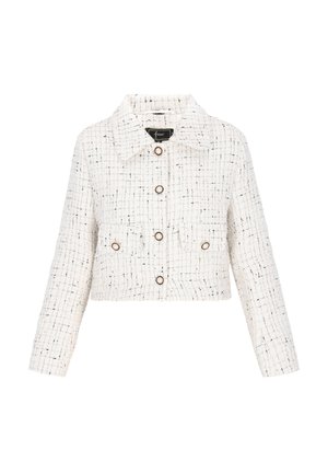 Giacca bianca cropped in tweed testurizzato, caratterizzata da un motivo a griglia, due tasche frontali e bottoni marroni con un colletto.