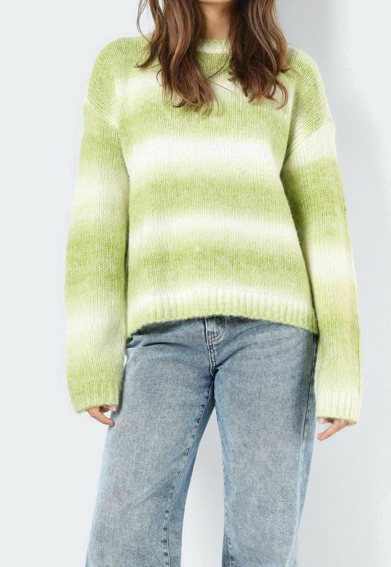 Lysegrønstribet sweater i blødt strikmateriale med en afslappet pasform, ribstrikkede manchetter og rund halsudskæring, kombineret med blå jeans.