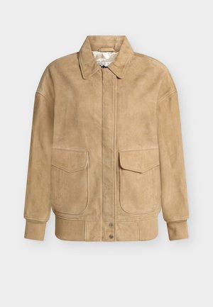 Μπεζ μπουφάν bomber σουέντ με εμπρός τσέπες με καπάκια, μανσέτες με κουμπιά και ριμπ τελείωμα, παρουσιάζεται σε απλό λευκό φόντο.