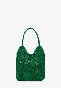 Grön spetsväska med blomster mönster, mjuk textur och ett enda runt handtag. Designen är öppen väv och formbar.