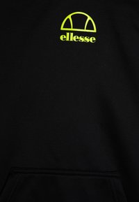 Czarna bluza z kapturem z kieszenią kangurzą i neonową żółtą grafiką logo ellesse nad kieszenią, z charakterystycznym, zaokrąglonym wzorem graficznym.