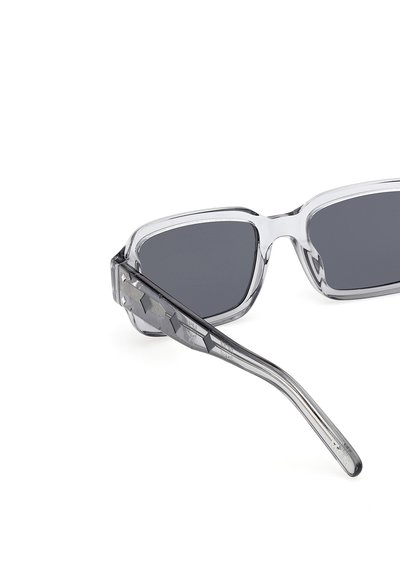 Ochelari de soare dreptunghiulari transparenți gri cu lentile întunecate și un model texturat pe brațe, prezentați pe un fundal alb.