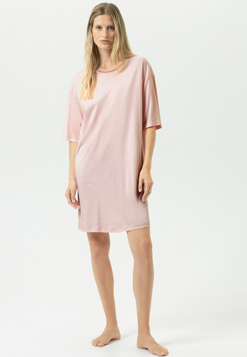 Rosa randig nattklänning med korta ärmar, gjord av mjukt tyg, med en avslappnad passform och rund halsringning, som går nedanför knäna.