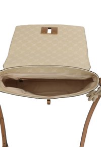 Sac à main beige avec un motif texturé, doté d'une fermeture magnétique et d'une poche intérieure. Bandoulière en cuir lisse et intérieur doublé.