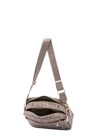 Borsa a spalla grigia con doppie tasche con zip, caratterizzata da una stampa del logo e una larga tracolla regolabile. Materiale texture con dettagli in metallo.