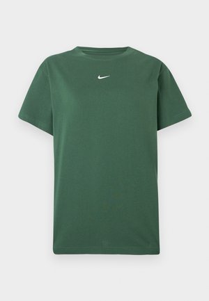 Maglietta Nike verde a maniche corte con piccolo logo swoosh bianco centrato vicino al collo su sfondo bianco.