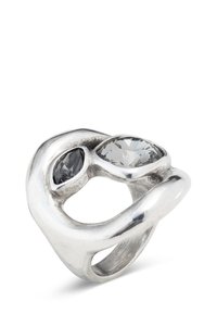 Bague en argent au design lisse et irrégulier, dotée de deux pierres précieuses – une claire et une gris foncé – intégrées dans une conception sculpturale.