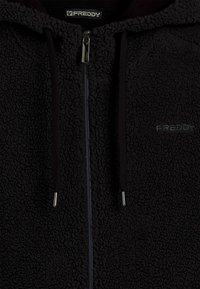 Sudadera con capucha de forro polar negro con cremallera frontal, exterior texturizado, capucha con cordón y accesorios en plata. Presenta un logo bordado de "FREDDY".