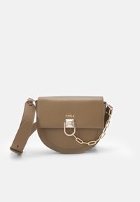 Kabelka z tan kůže s zaobleným tvarem, zlatými kovovými doplňky a řetízkem. Má přední klopu a vyražené jméno značky "Furla".