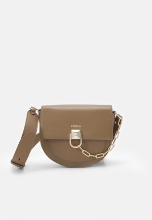 Kabelka z tan kůže s zaobleným tvarem, zlatými kovovými doplňky a řetízkem. Má přední klopu a vyražené jméno značky "Furla".