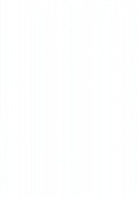 Duas mulheres rindo juntas enquanto partilham uma pizza numa mesa com bebidas e um computador portátil num ambiente acolhedor de café.