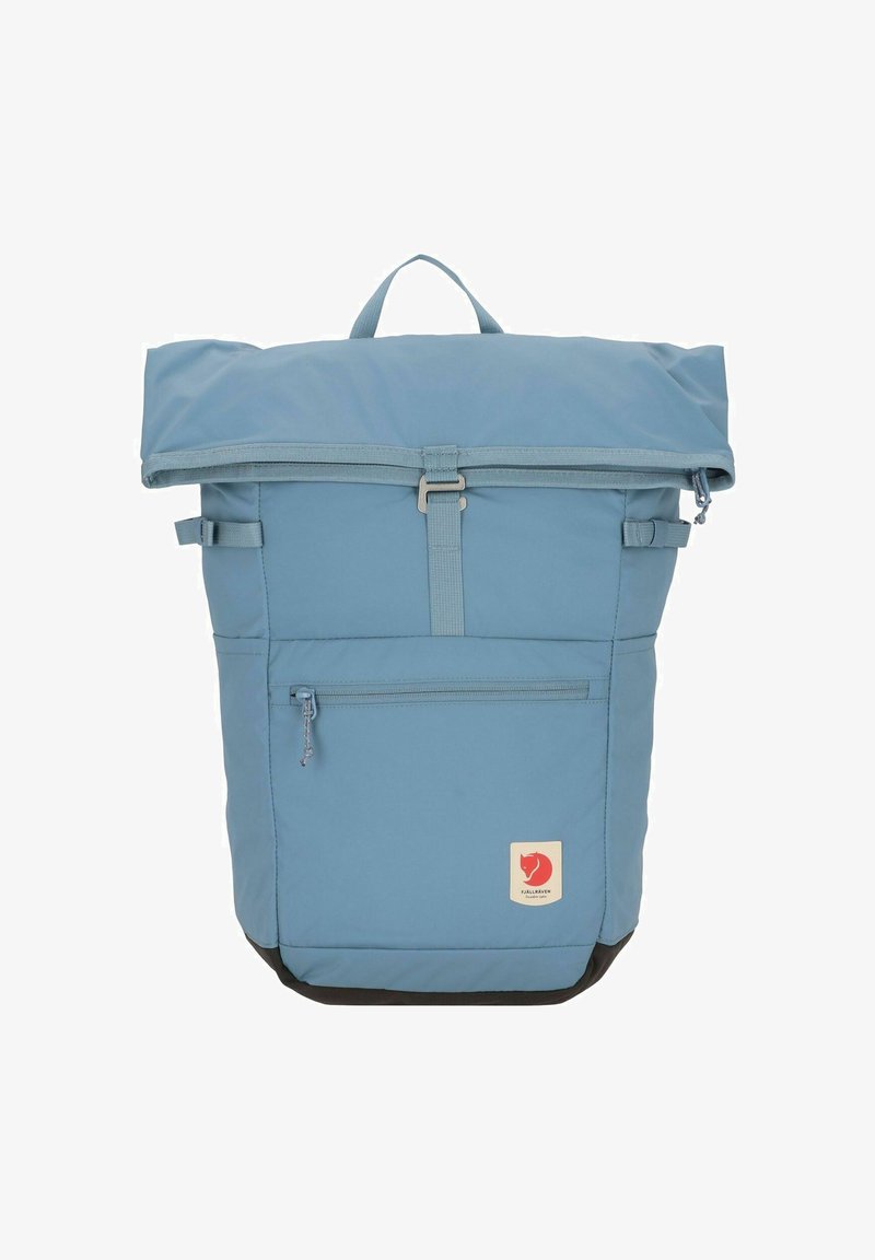 Zaino a rotolo di colore azzurro chiaro realizzato in tessuto resistente, dotato di una tasca frontale, spallacci regolabili e un pannello inferiore nero.