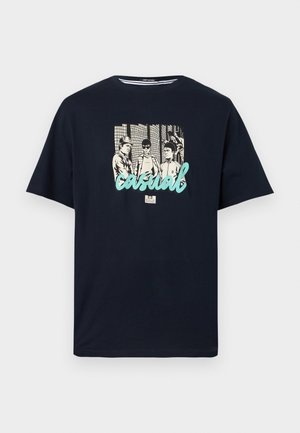Granatowy T-shirt z grafiką w stylu vintage w kolorze czarno-białym przedstawiającą trzy osoby oraz napisem "casual" w jasnoniebieskim stylu pisma na wysokości klatki piersiowej.
