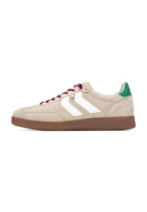 Zapatillas de ante beige con rayas blancas, cordones burdeos y un acento verde en el talón. Suela de goma y detalles texturizados.