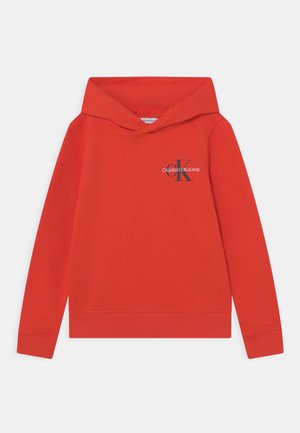 Rode capuchontrui met lange mouwen en een klein zwart "Calvin Klein Jeans"-logo op de linkerborst.