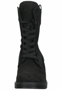 Sort ruskindsankleboot med rund tå, der har snørebånd foran, forstærket syning og en flad gummisål.