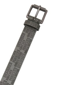 Cinturón de goma gris con patrones de texto en relieve, que cuenta con una hebilla rectangular metálica. Textura suave, diseño duradero y ajuste ajustable.
