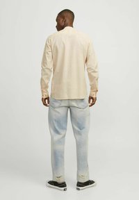 Jack & Jones JJESUMMER BAND LINEN MIX SHIRT - Pluus - apricot ice