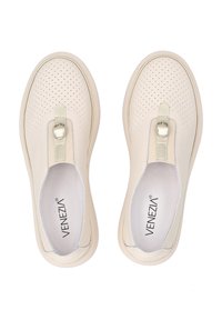 Krémové perforované slip-on boty s kulatou špičkou, kontrastní podešví a kontrastním poutkem s kovovým hardwarem pro snadné obouvání.