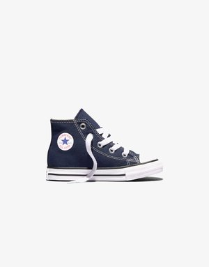 Granatowy tenisówka Converse typu high-top z białymi sznurowadłami, gumową podeszwą i okrągłą naszywką z logo na kostce. Jedno sznurowadło rozwiązane.