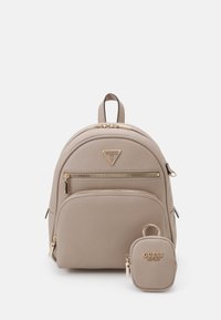 Sac à dos en cuir beige avec une texture lisse, accents dorés, poche zippée à l'avant et une pochette mini assortie attachée.