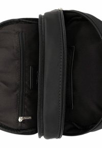 Mustast kangast kott, millel on kaks sahtlit, sujuvad tõmblukud, küljetasku ja stiilne disain. Sisemus on vooderdatud musta materjaliga.