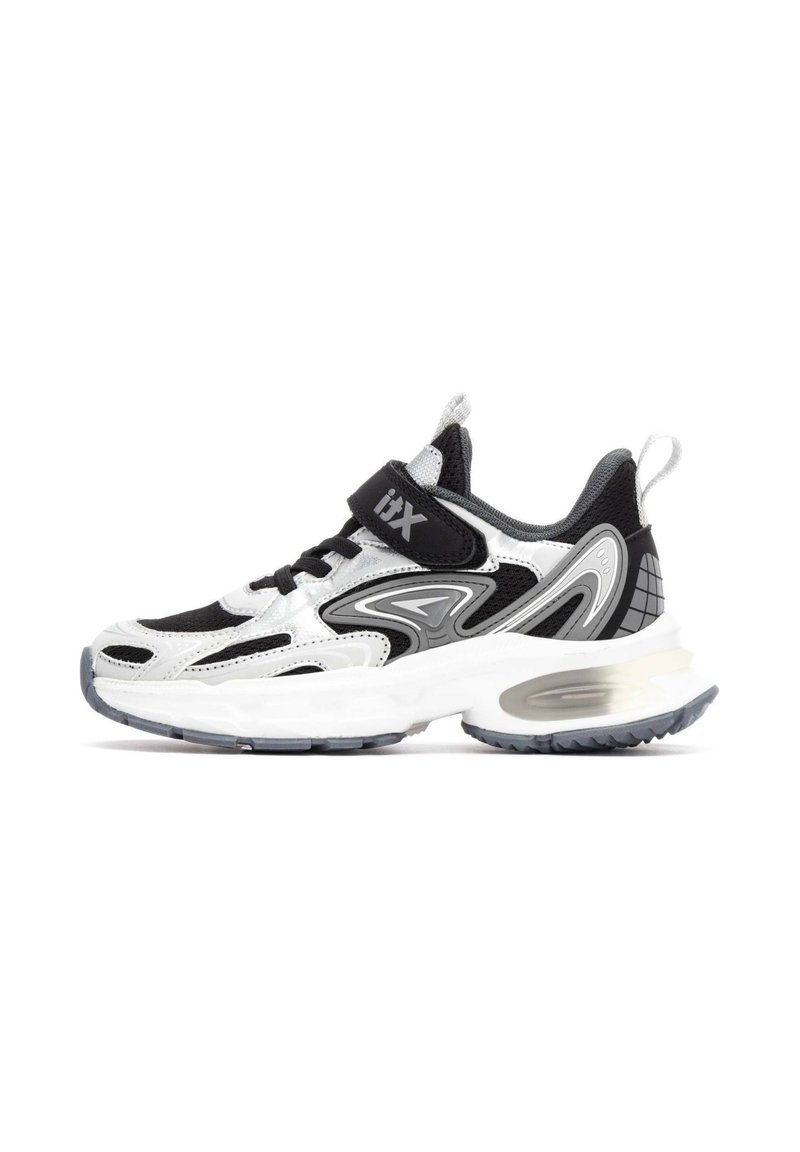 Scarpa sportiva nera e argento con tomaia in rete, colletto imbottito, cinturino regolabile e suola trasparente e ammortizzata. Presenti dettagli testurizzati.