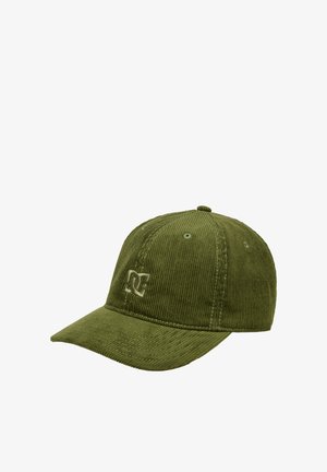 Olijfgroene corduroy baseballpet met gebogen klep en geborduurd DC-logo op het voorpaneel.