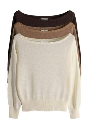 Drei gestrickte Pullover in Creme, Braun und Dunkelbraun, gestapelt mit sichtbaren Rundhalsausschnitten und langen Ärmeln.