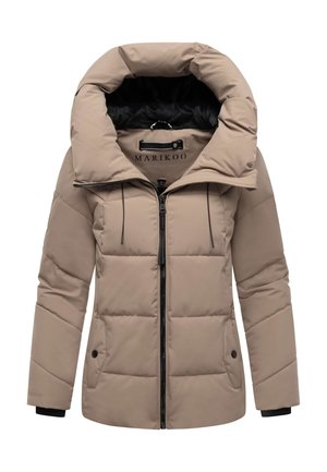 Chaqueta acolchada beige con cuello alto y cierre de cremallera. Interior negro, bolsillos laterales y puños acanalados. Logo visible en la etiqueta.