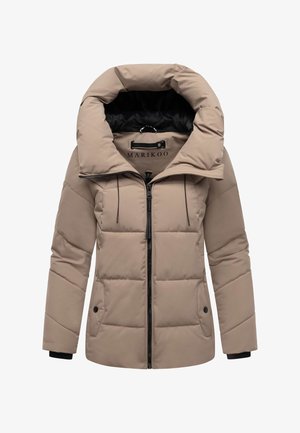 Béžová vypchávaná bunda s vysokým golierom a zipsovým zapínaním. Čierny interiér, bočné vrecká a rebrované manžety. Logo viditeľné na cedulke.