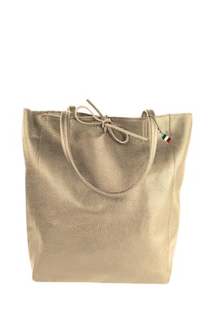 Leren tote bag in metallic goud, met twee handvatten, een trekkoordsluiting en een klein Italiaans vlaggetje. Glad, gestructureerd oppervlak.