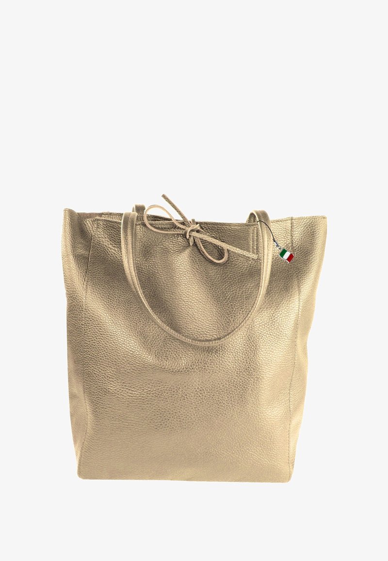 Leren tote bag in metallic goud, met twee handvatten, een trekkoordsluiting en een klein Italiaans vlaggetje. Glad, gestructureerd oppervlak.
