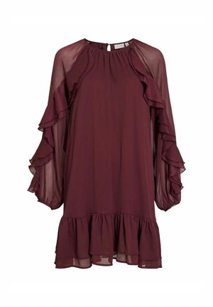 Robe bordeaux foncé en tissu léger, dotée de manches longues à volants et d'un ourlet évasé, avec un col froncé et une fermeture à l'arrière.