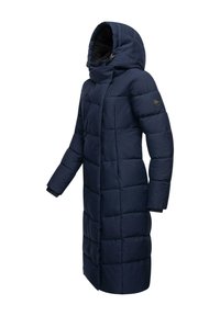 Garšs tumši zils pūkainais mētelis ar kapuci, ar quilted paneļiem, priekšējo rāvējslēdzēju un saskaņotiem aproču detaļām. Redzama mīksta iekšējā oderējums.