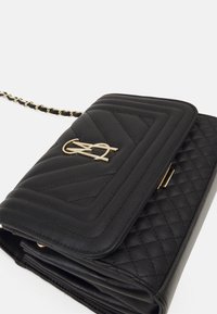 Steve Madden BCALA - Axelremsväska - black
