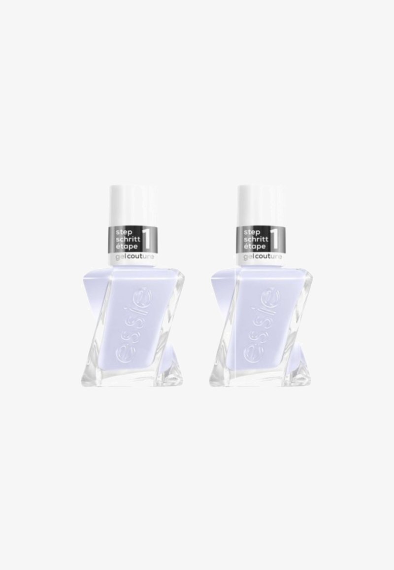 Deux flacons de vernis à ongles clairs et angulaires avec des bouchons blancs. Chacun contient un vernis lavande clair et porte l'étiquette "étape 1".