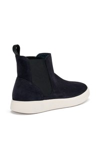 Botas de ante azul marino hasta el tobillo con paneles laterales elásticos y una lengüeta, que cuentan con una suela de goma blanca y un acabado liso y texturado.