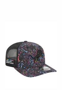 Casquette noire avec un motif coloré tacheté, dotée d'un logo brodé stylisé. Panneau arrière en filet et écusson latéral avec des détails textuels.