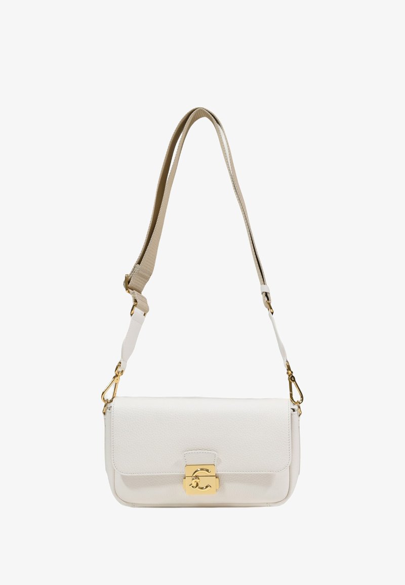 Bolso de hombro de cuero blanco con una correa ajustable beige y cierre en tono dorado con un logo doble 'C' en la solapa frontal.