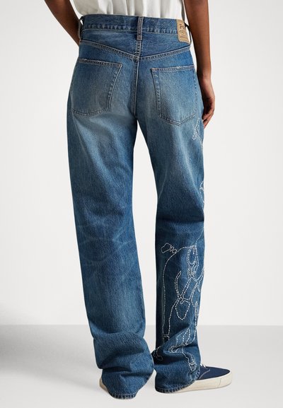 Zilas džinsa bikses ar brīvu piegriezumu, ar izšūtu rakstu uz labās kājas, divām aizmugures kabatām un austu etiķeti vidukļa daļā.