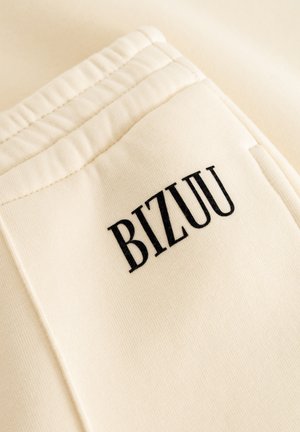 BIZUU, PETRA, mleczny